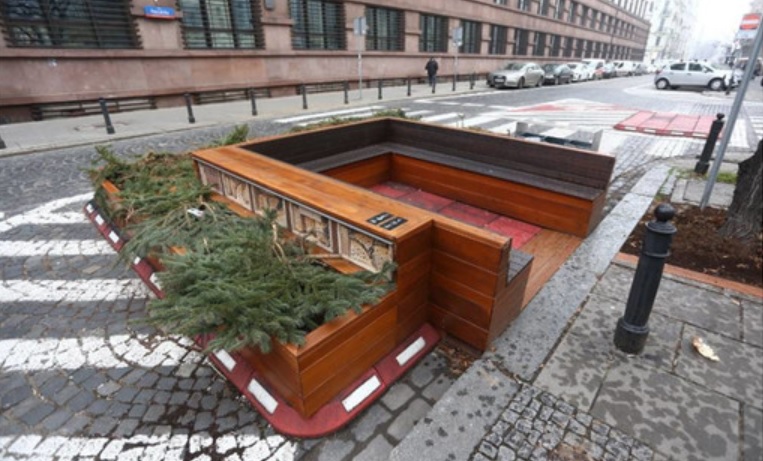 W centrum Warszawy stanęła ławka. Koszt? 33 tysiące złotych