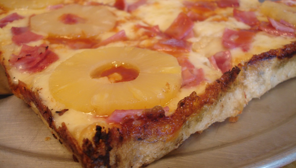 Pizza z ananasem - jedni ją kochają, inni nienawidzą