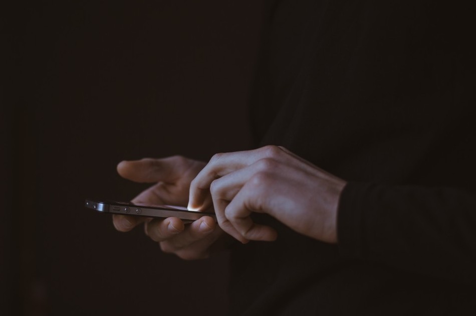 Kupił używany telefon, później przejrzał jego zawartość. Obejrzał zapisany filmik i zamarł z przerażenia