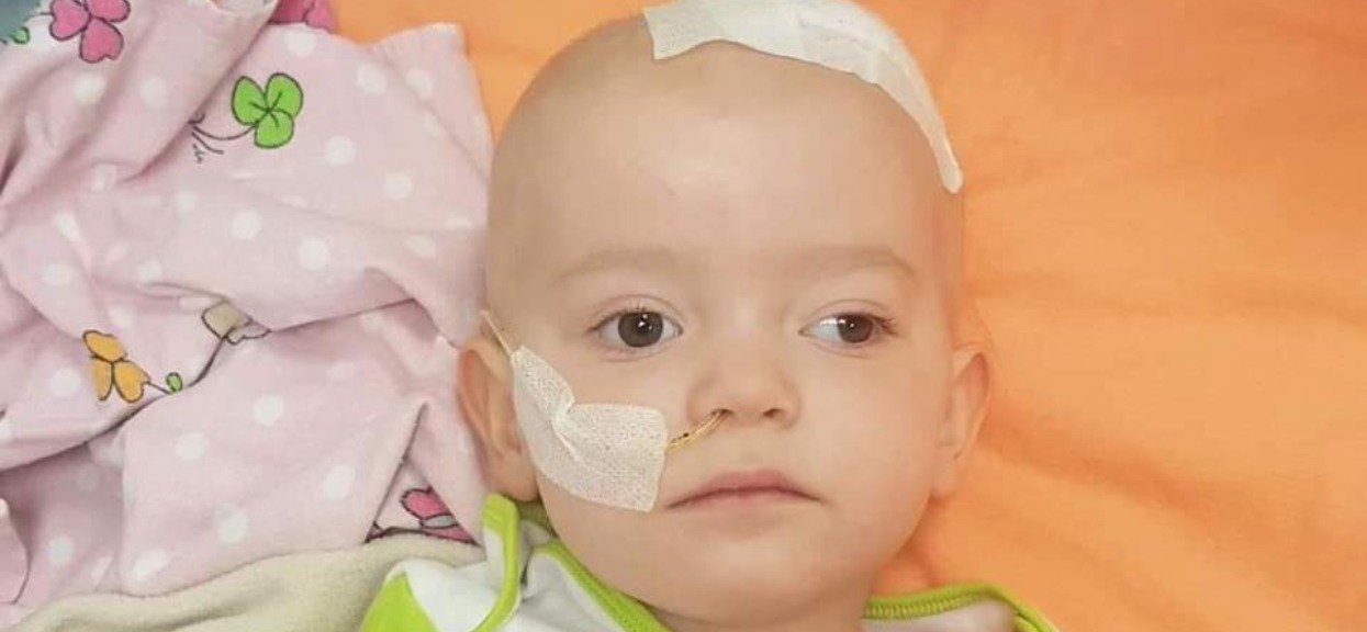 Ogromny nowotwór w malutkiej główce. 18-miesięczna Hania walczy dzielnie, jest tylko jeden ratunek