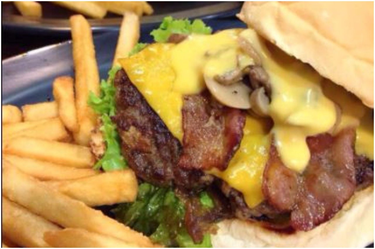 Dantejskie sceny w fast foodzie. Ludzie tratowali się, żeby kupić taniego burgera (zdjęcia+video)