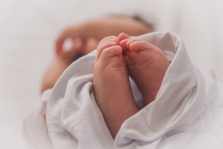 Niepojęte. Kilkuletnia dziewczynka urodziła dziecko, jej historia jest porażająca