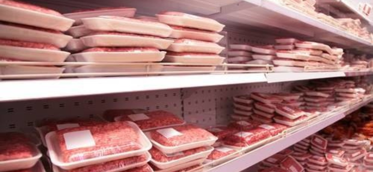 Kupujesz mięso w podobnych tackach? Mało kto wie, ale mogą być silnie trujące