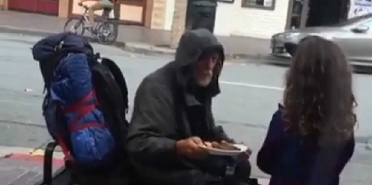 Dziewczynka przez okno restauracji zobaczyła bezdomnego. Od razu wybiegła i oddała mu swoje jedzenie