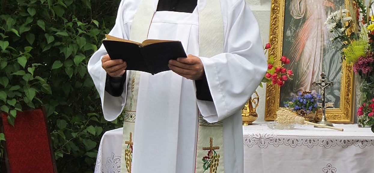 Sędzia chciał wykręcić się od sądzenia księdza. Powód? Chodził u niego po kolędzie