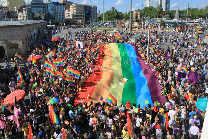 "Flaga ISIS" na paradzie LGBT w Londynie (video) Przesada?