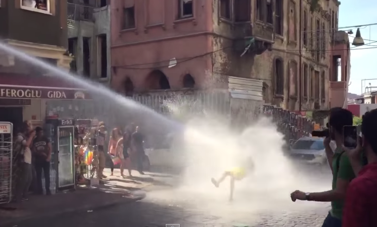 Turcja: Policja rozbiła Paradę Równości (video)