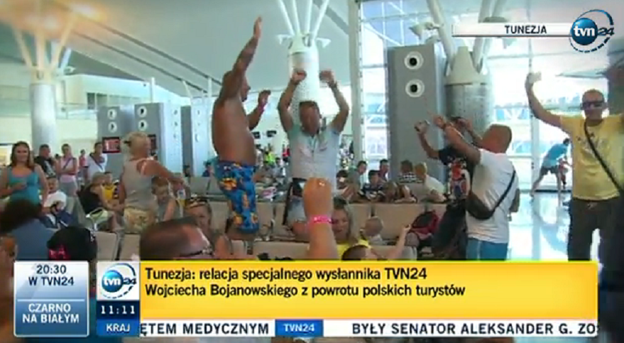 Biesiadujący na lotnisku w Tunezji turyści z Polski hitem internetu (video)