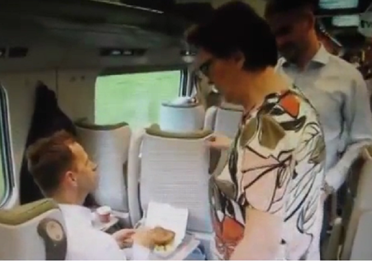 Kopacz agituje w pociągach, zachwyt nad kotletem hitem (video)