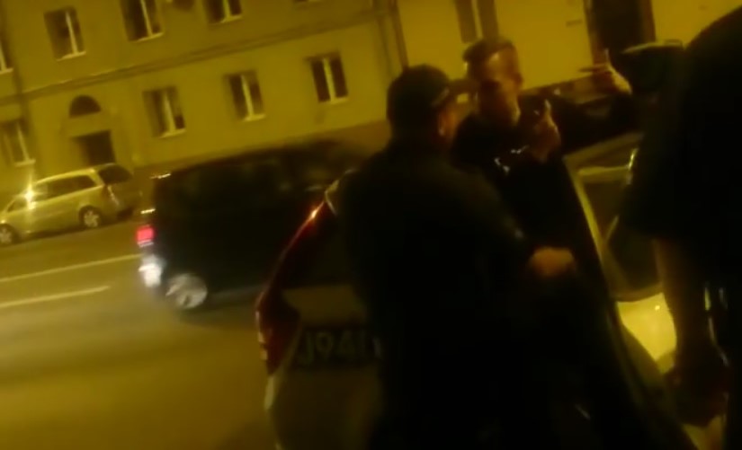 Chcieli wylegitymować policjanta - skończyli w radiowozie (video)