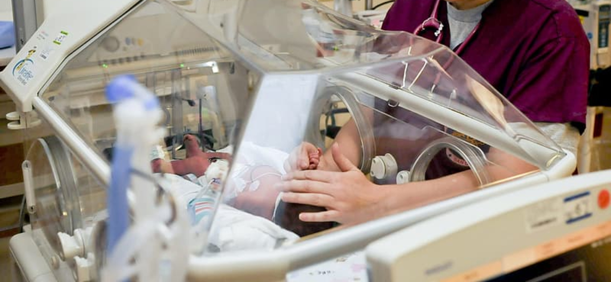 Bliźniaki urodziły się w ciężkim stanie. Pielęgniarka zrobiła dla nich zakazaną rzecz, niedługo potem stało się niesamowite