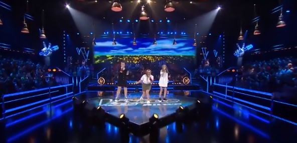 Tylu łez jeszcze nigdy nie było w "The Voice Kids", kiedy dziewczynka chwyciła za mikrofon. "Słowa uderzające prosto w serce"