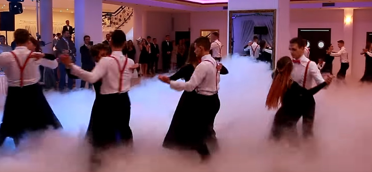 Licealiści na studniówce pobili wszystkich uczestników "Tańca z gwiazdami". Zrobili magiczny pokaz na parkiecie, ciężko oderwać wzrok