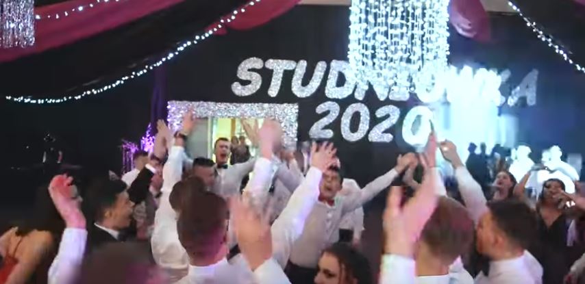 Zamieścił ogłoszenie, że pójdzie na studniówkę. Jeden szczegół odbiera mowę, aż nie chce się wierzyć