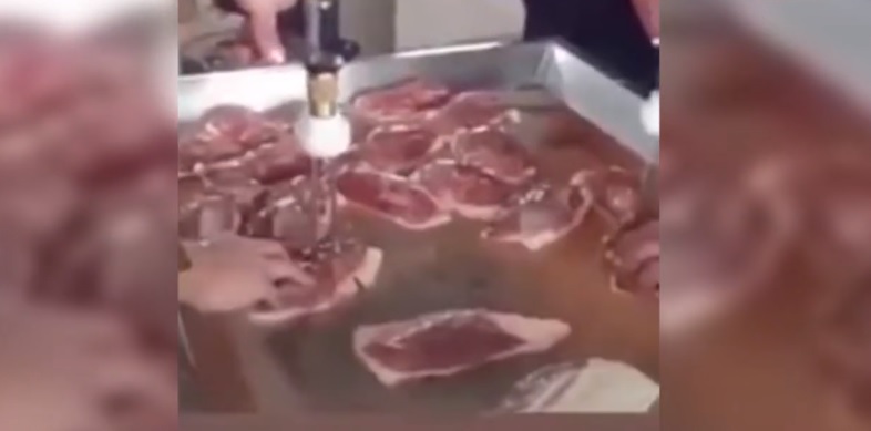 Do sieci wyciekło porażające nagranie z produkcji mięsa. Nie mieści się w głowie, co do niego wstrzykują