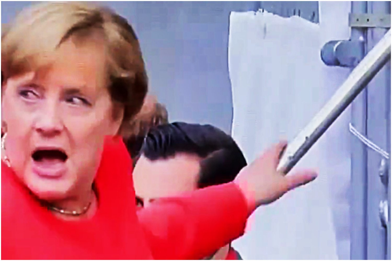 Merkel zaatakowana zgniłymi pomidorami. Ta mina mówi wszystko (video)