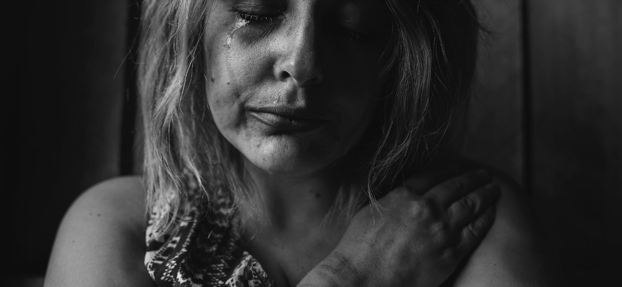 Pochwalił się mamie wynikiem egzaminu, wyszedł z domu i się zabił. Niewyobrażalna tragedia wstrząsnęła mieszkańcami