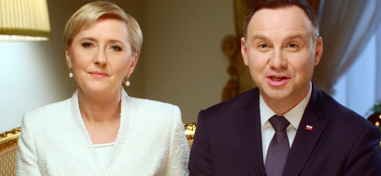 Mały kociak rzucił się na ogromnego pitbulla. Reakcja psa się nagrała, ciężko powstrzymać łzy