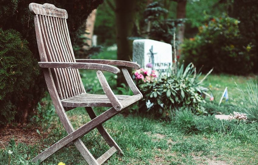 Mały chłopiec pochylił się nad grobem nieżyjącej siostrzyczki. Wręczył jej ostatni prezent, łzy same napływają do oczu