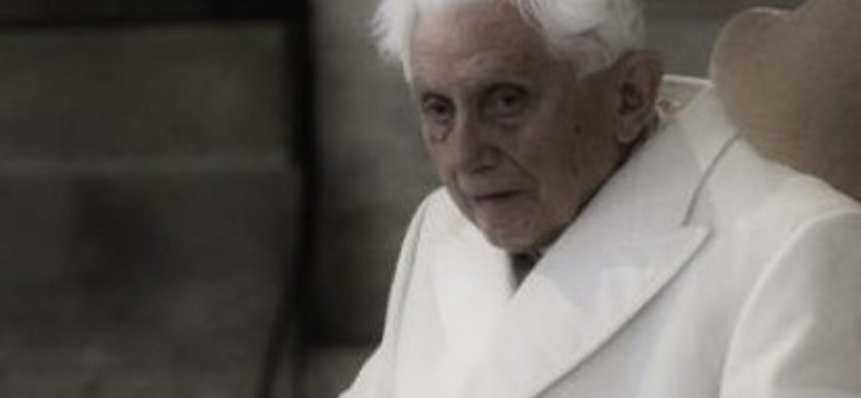 Najsmutniejsze wieści z Watykanu o Benedykcie XVI. 92-letni papież emeryt niestety jest na skraju, cały świat się modli