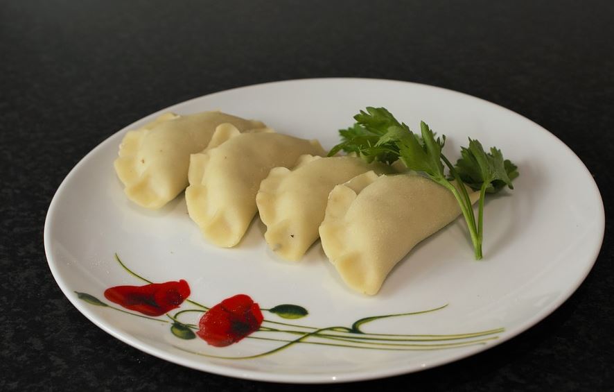 Fenomenalny przepis na pierogi po polsku. Tajemnicą jest przepyszny farsz, jeszcze lepsze niż ruskie