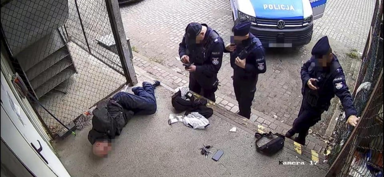Interwencja policji zakończyła się w najgorszy sposób. Nagranie tylko dla osób o mocnych nerwach