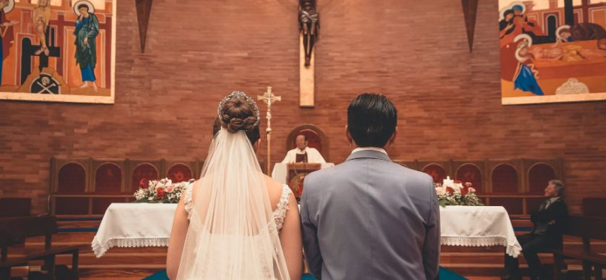 Panna młoda podczas ślubu zaczęła karmić dziecko piersią. Nikt nie przewidział reakcji księdza, niebywałe