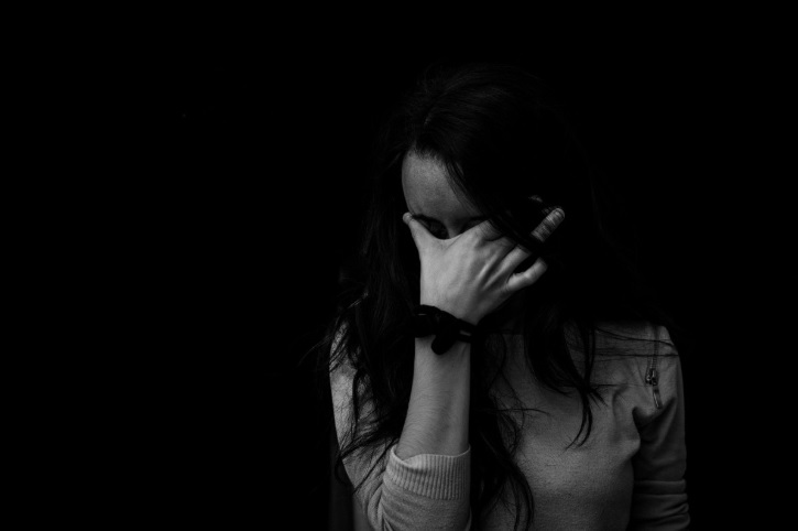 Nocą wszedł do łóżka szwagierki i wykorzystał ją seksualnie. Po wszystkim twierdził, że pomylił ją z żoną