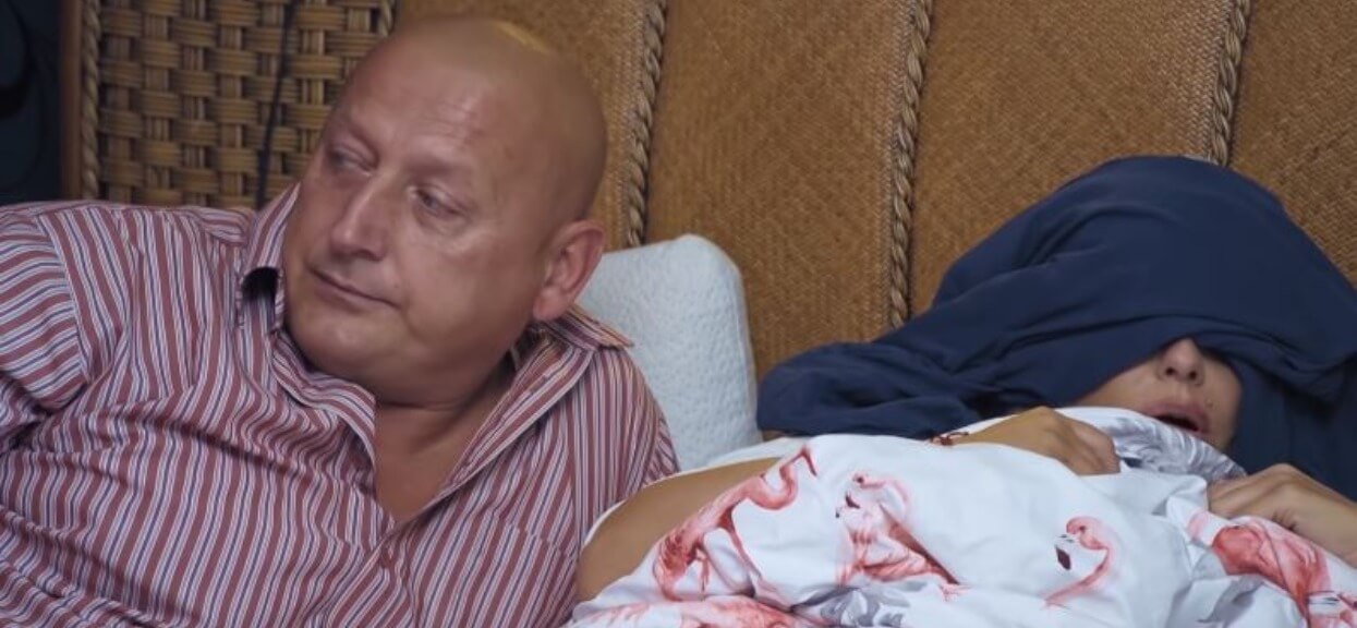 Jacek nagle rzucił się Dagmarze do łóżka. Posypały się ostre, niecenzuralne słowa