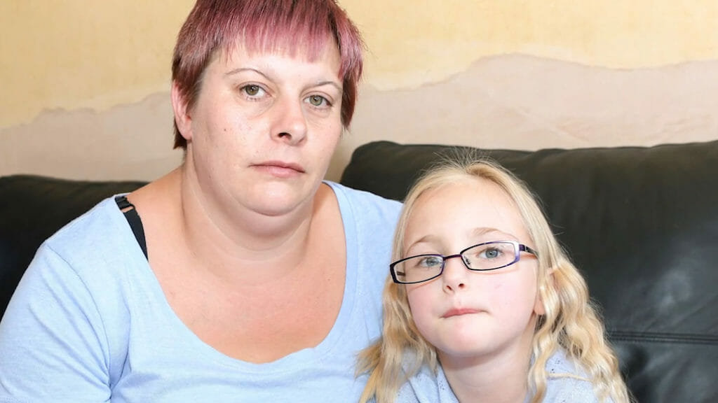 Córka codziennie wracała ze szkoły z coraz krótszymi włosami. Gdy mama poznała powód, zamarła