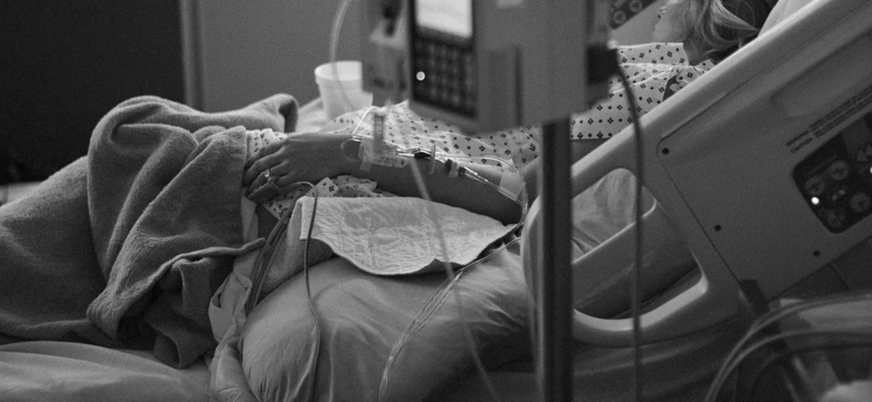 Fatalne wiadomości z Polski, dwumiesięczne bliźniaki nie żyją, nie miały żadnych szans. Mama walczy o życie