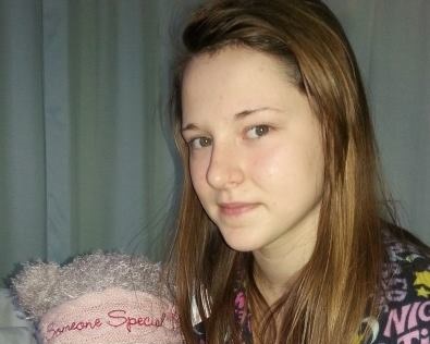 Córka umarła na nowotwór. Zrozpaczony ojciec oniemiał, kiedy przypadkiem zajrzał pod lustro w jej pokoju