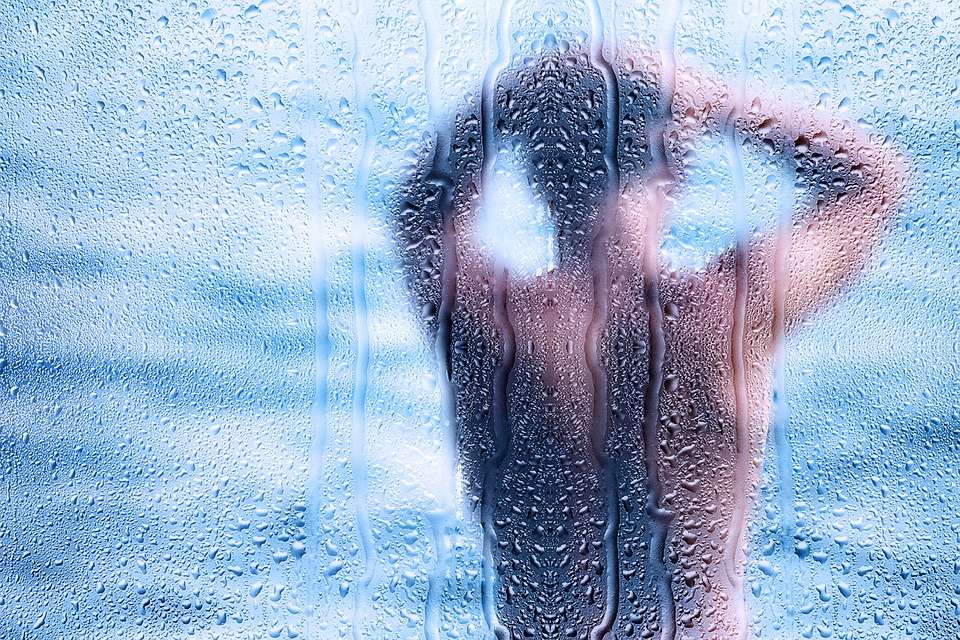 Małżeństwo rozwiodło się po 12 latach. Gdy żona zobaczyła męża pod prysznicem nagle wszystko zrozumiała