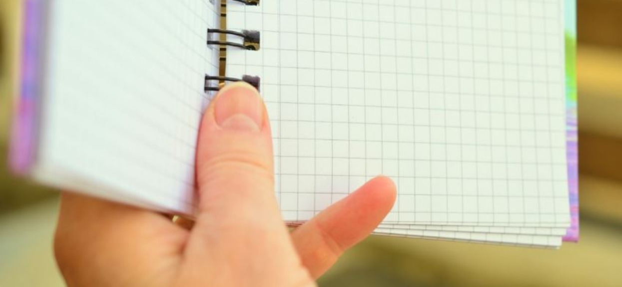 Zacięła się kartką papieru w palec, niedługo potem musiała walczyć o życie. Zdjęcie dłoni tylko dla ludzi o mocnych nerwach