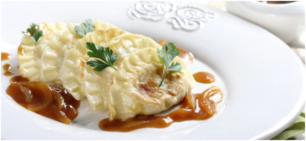 Delikatne i pożywne pierogi z sosem cebulowym są idealne na niedzielny obiad. Ciężko uwierzyć, że przepis jest aż tak prosty