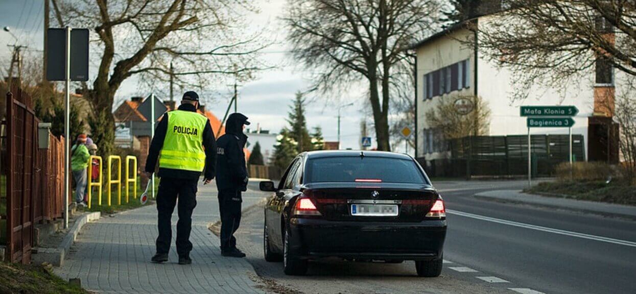 Fatalny finał rutynowej kontroli drogowej. Kierowca odgryzł policjantowi palec, szczegóły są wstrząsające