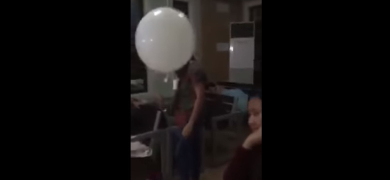 Na pogrzebie dziecka balonik odrywa się od trumny i leci w kierunku zrozpaczonej matki. Chwilę później dzieje się niewyobrażalna rzecz