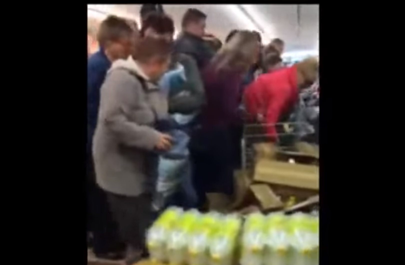Dzikie mordobicie w Lidlu o 7 rano. Takiego szaleństwa jeszcze nie było (video)