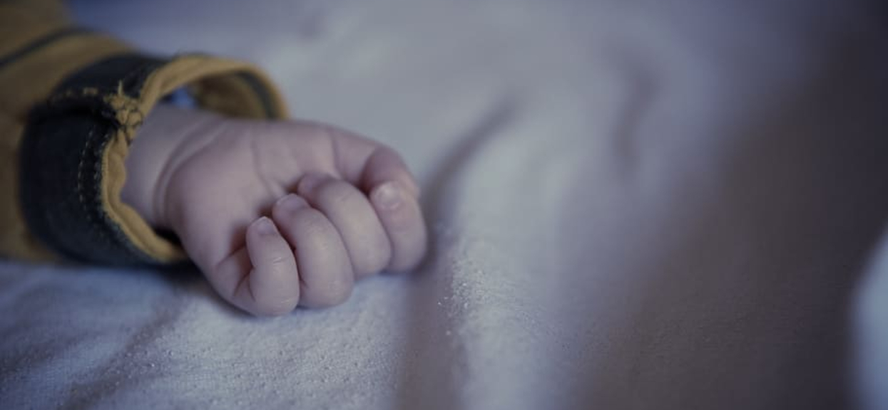 4-latka nagle zaczęła tracić równowagę i przestała mówić. Diagnoza ścięła rodziców z nóg, dziewczynka powoli umiera