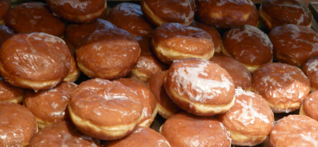 Oryginalny przepis na pączki sprzed 100 lat zdumiewa łatwością. Lepszych nie da się zrobić w domu, tylko kilka minut pracy