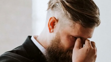Pan młody już był przy ołtarzu, gdy nagle otworzyły się drzwi kościoła. Zorientował się o co chodzi i pobladł
