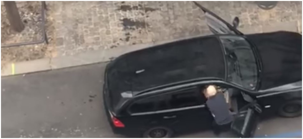 Siłą wyrzucił niewidomą kobietę z samochodu. Powód nie mieści się w głowie, porażające nagranie