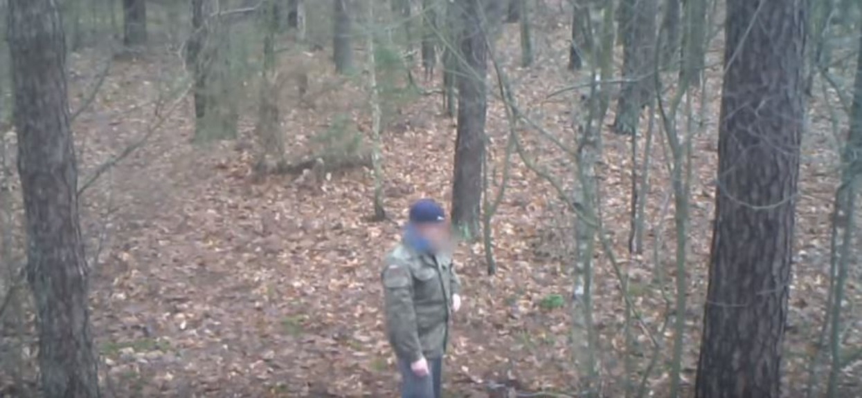 Robił w lesie paskudne rzeczy. Myślał, że jest sam, ale wszystko nagrała ukryta kamera