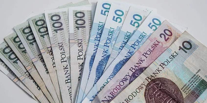 Wiadomość gruchnęła, jak grom z jasnego nieba. Trzynastki będą pomniejszone, Polacy stracą nawet po kilkaset złotych
