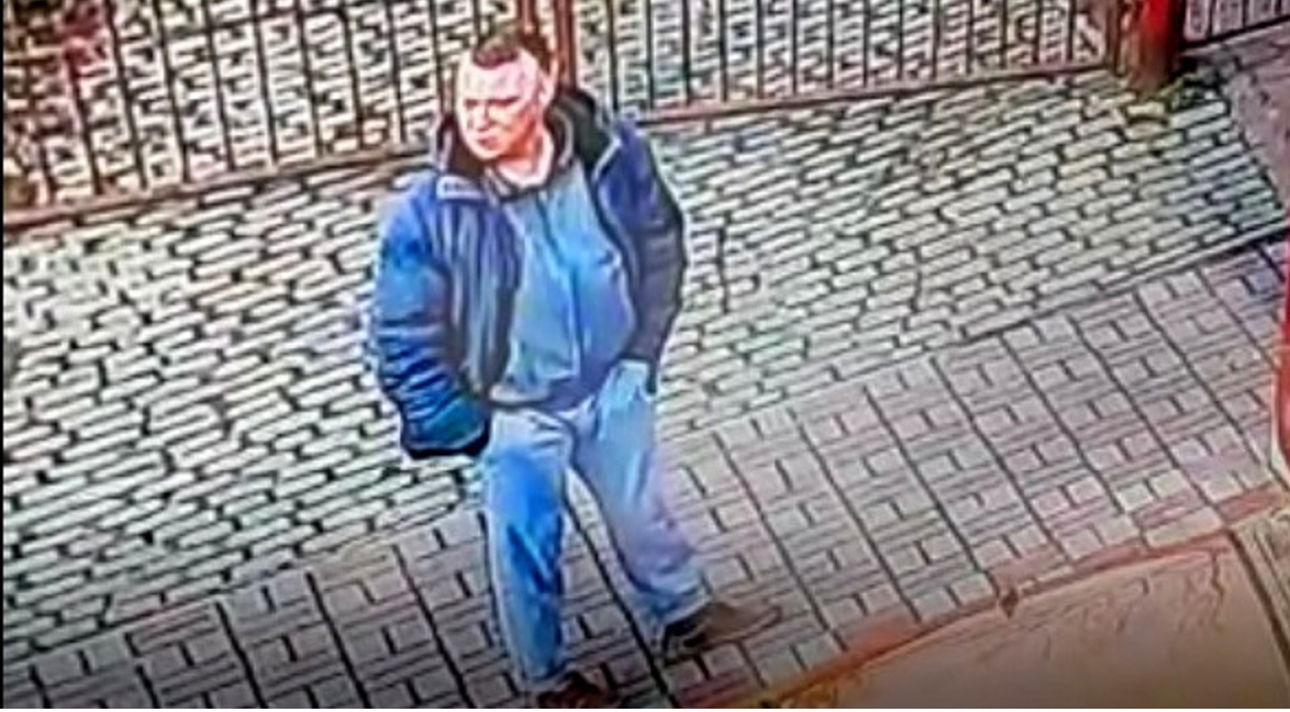 Bezwzględnie zaatakował kobietę. Policja udostępnia jego wizerunek i pilnie prosi o pomoc
