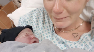 Zaraz po porodzie mama usłyszała najgorszą wiadomość. Zamieściła w internecie zdjęcie, kóre złamie każde serce
