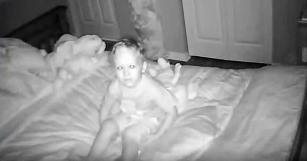 3-latek twierdził, że ktoś rozmawia z nim w nocy. Mama nie miała pojęcia, co działo się za zamkniętymi drzwiami