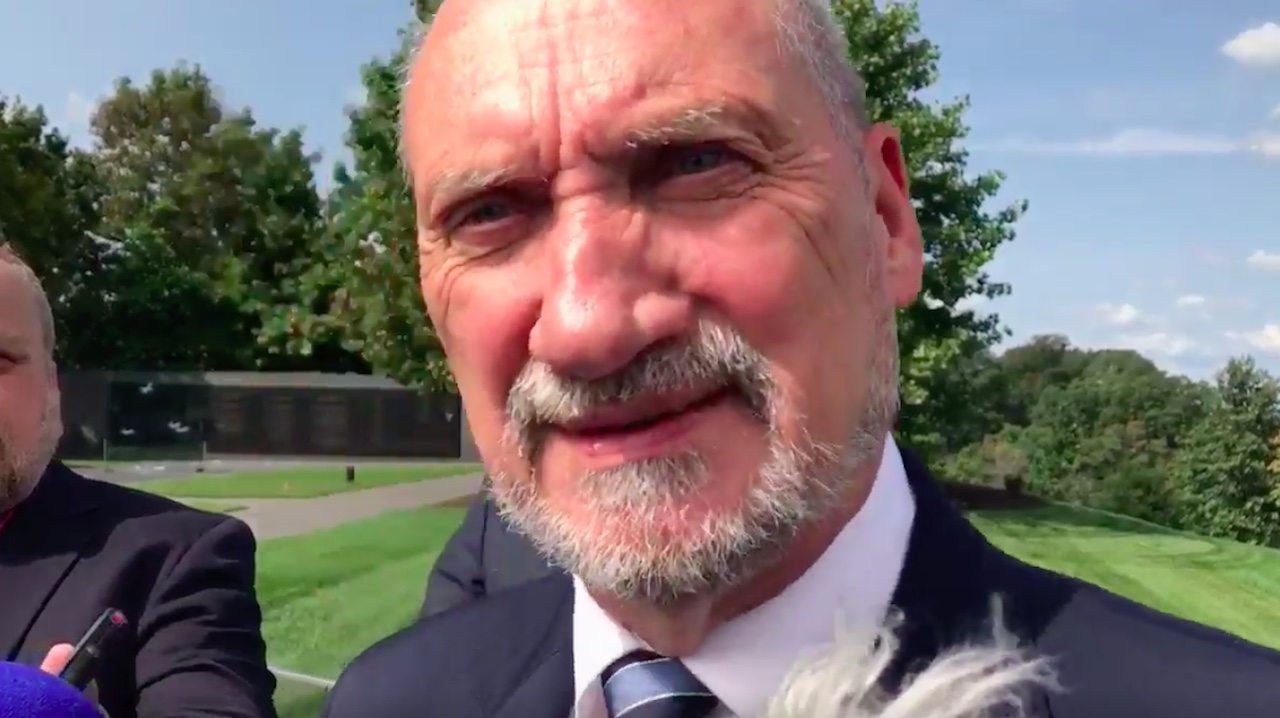 Macierewicz poniżył dziennikarza TVN. Stanął jak wryty (video)