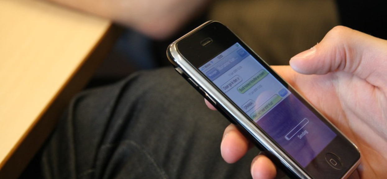 Polacy masowo dostają dziwne SMS-y. Pod żadnym pozorem nie wolno ich otwierać