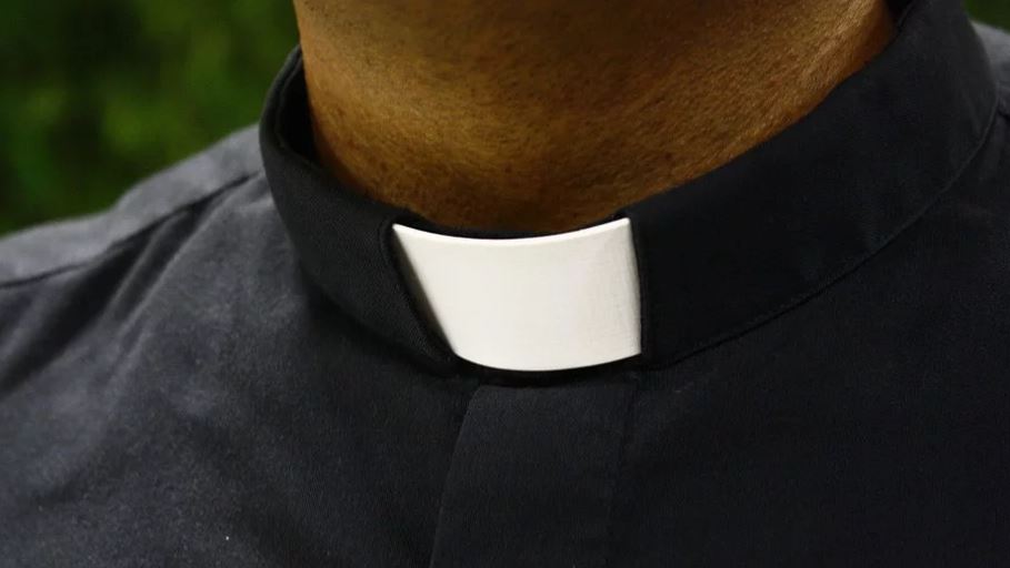 Ksiądz odmówił komunii 8-letniemu, choremu chłopcu. Rodzice są oburzeni